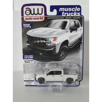 Auto World 1:64 Chevrolet Silverado Z71 Custom Trail Boss Pickup Truck 2019 Iridescent Pearl White